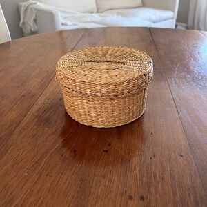 Vintage Lidded Basket‎